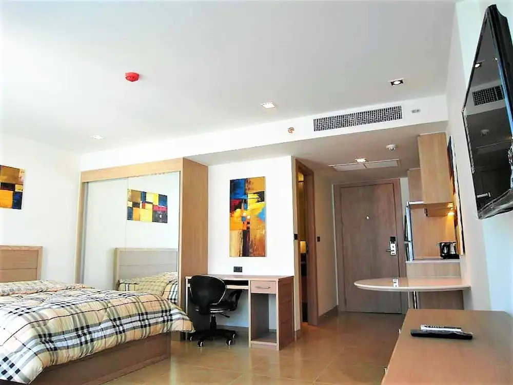 The Cliff sea & Pool Views Studio Apartment Pratumnak Pattaya