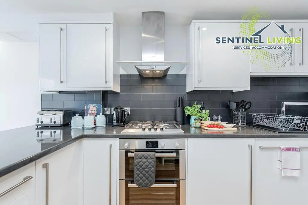 Sentinel Living Serviced Accommodation, Windsor, 2 Bedroom Apartment with Free Parking and WiFi