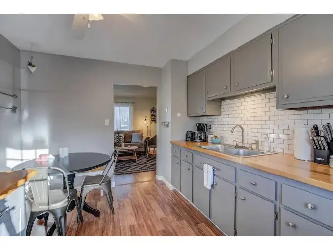2BR Aptmt Parks Private Deck, Mountain Views!