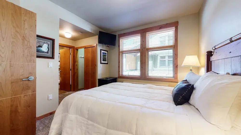 Solstice 11 Amazing Location on Golf Course, Heated Garage, Private Washer Dryer by RedAwning
