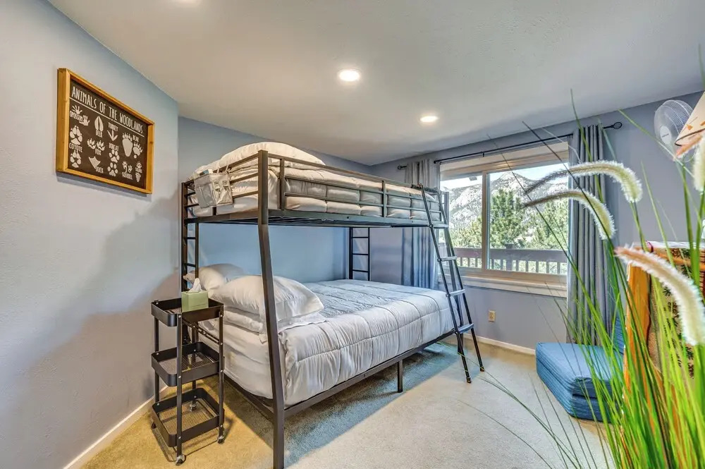 Cozy Estes Park Condo w/ Balcony + Fireplace!