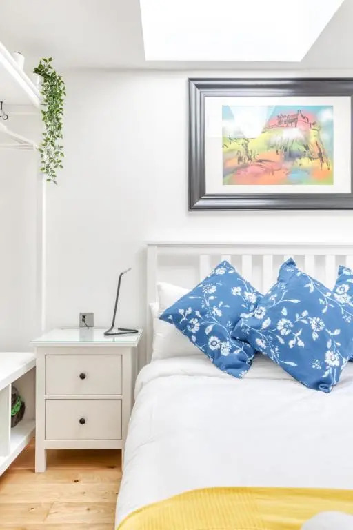 Central Bright 3 Bed Flat with Pool & Parking