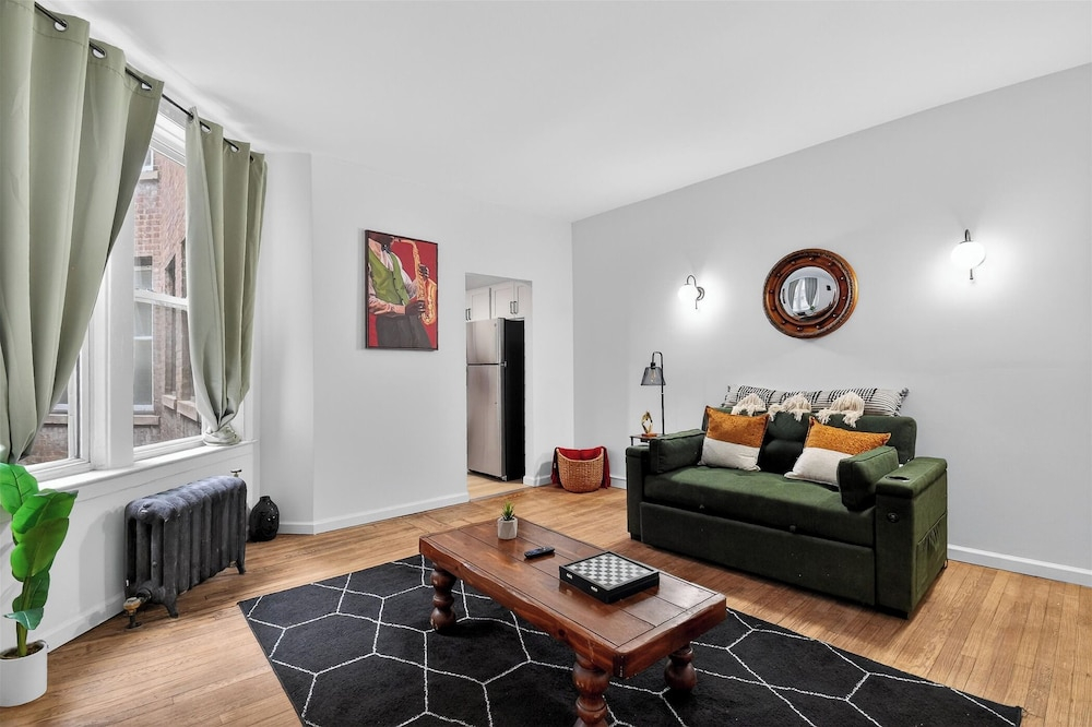 1 Mi to Comerica Park: Convenient Couple's Retreat