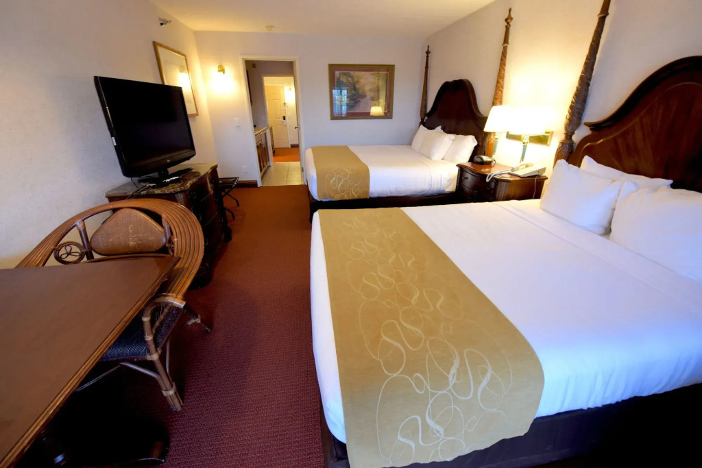 Crown Choice Inn & Suites Lakeview and Waterpark