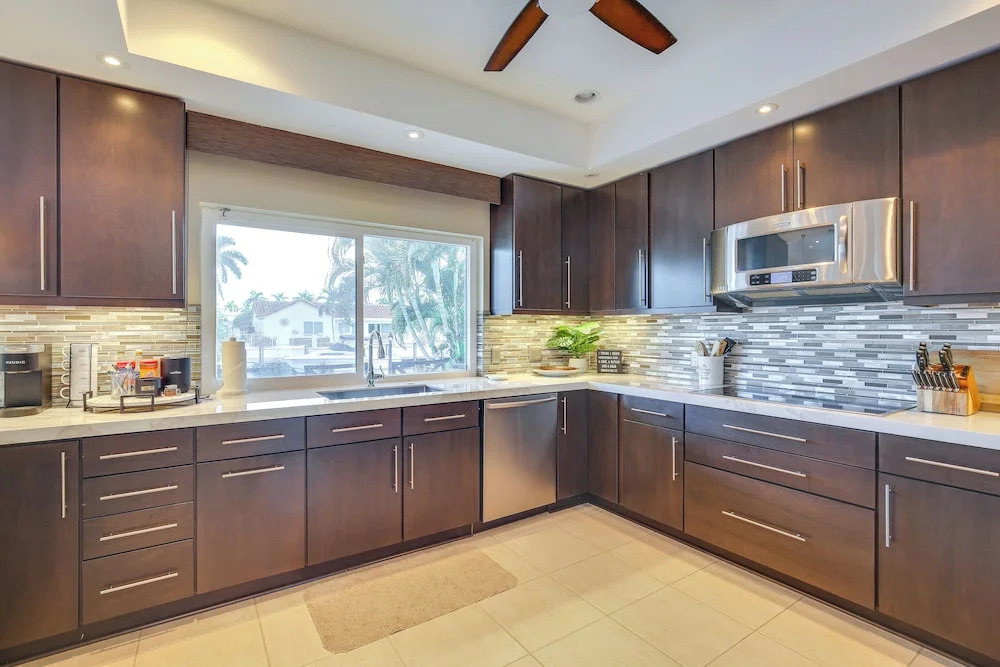 Canal Access & Pool: Lighthouse Point Getaway!