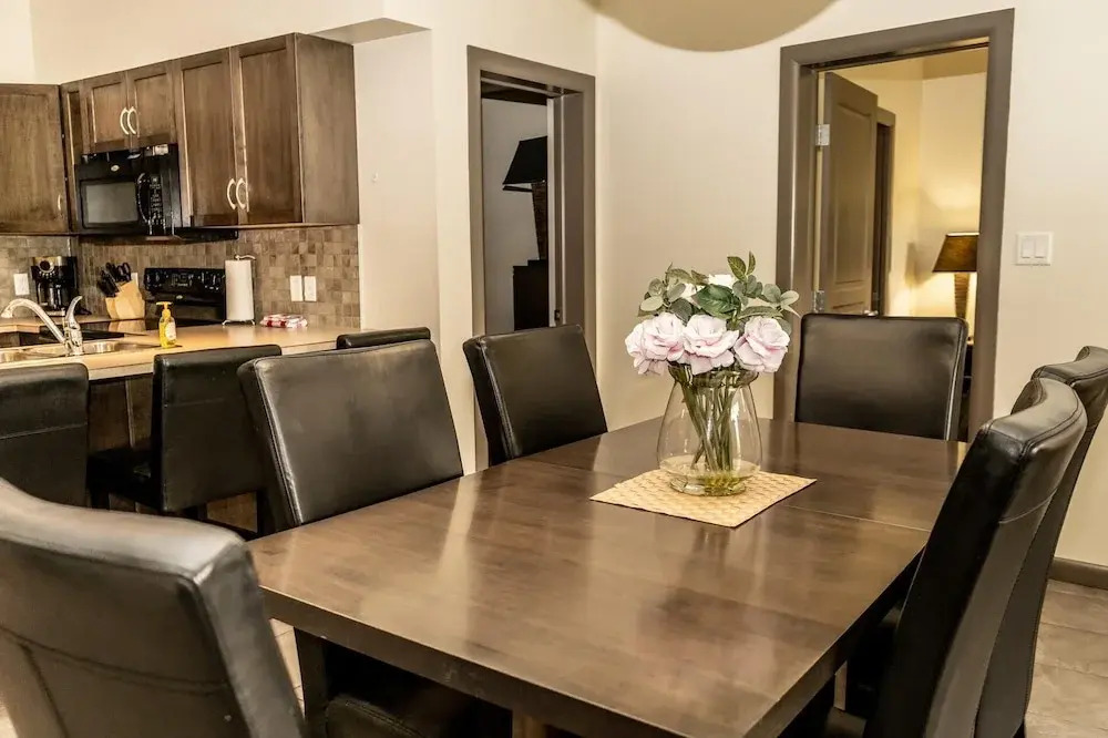 Bright Corner Apartment w/ Lake View #418