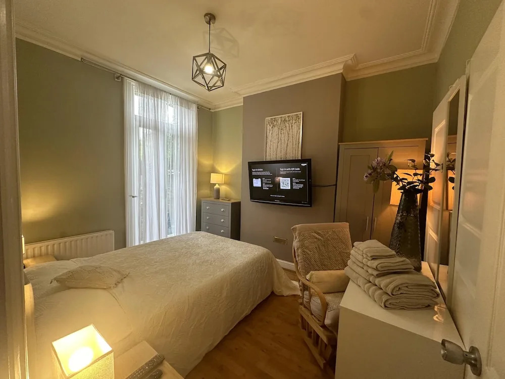 House - Sleeps 4 - Garden - Pets Ok - Parking