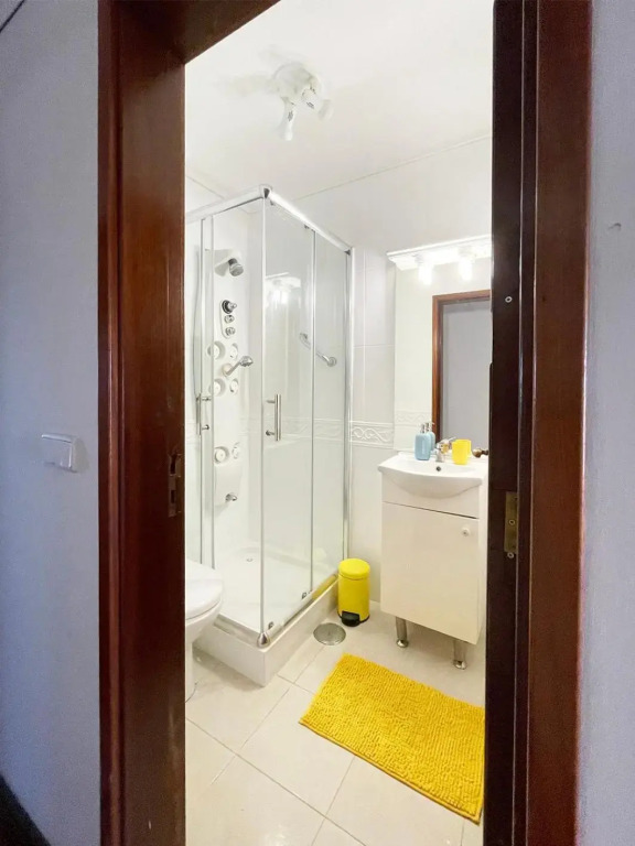 Yellow House Aveiro Free Netflix and garage