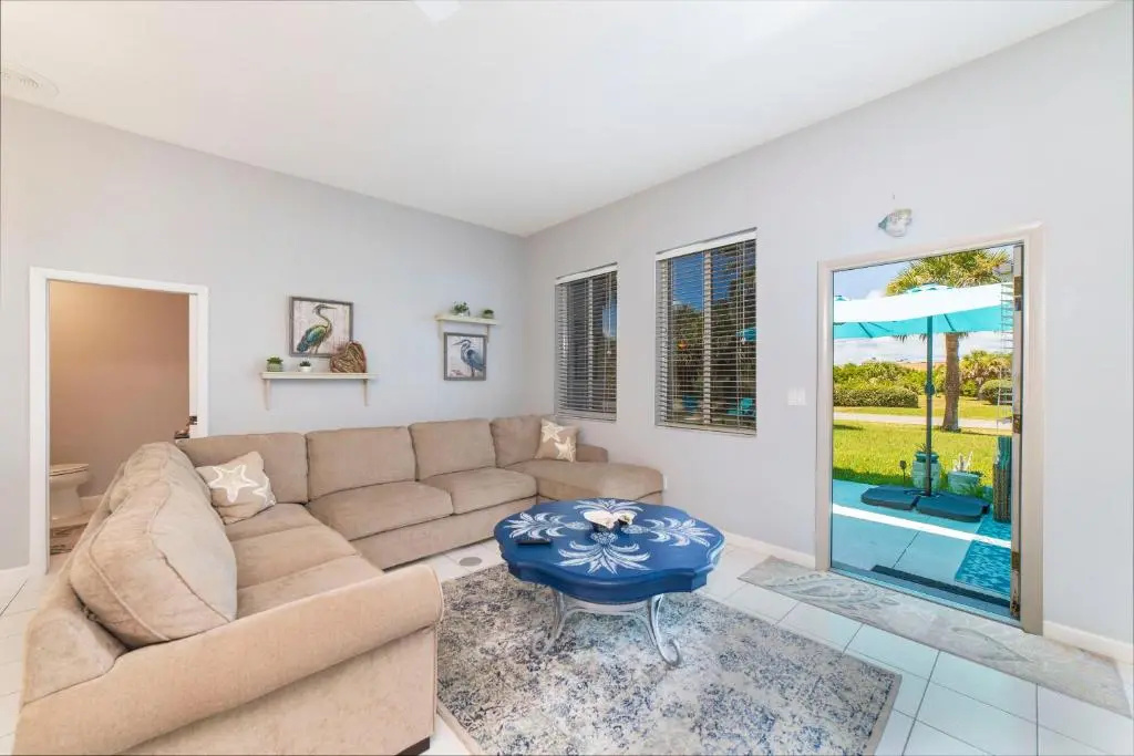 Luxury Ocean Blue beach house- 3 bed room Dog friendly