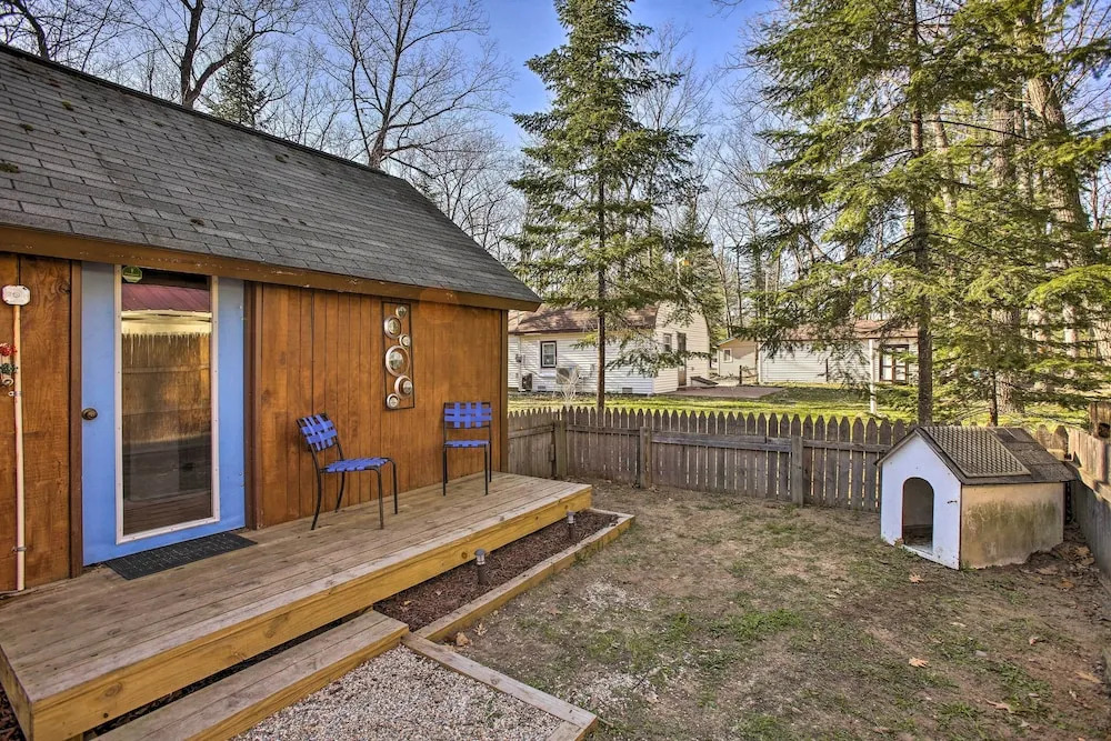 'work, Play & Get Away Cabin' Near Higgins Lake!