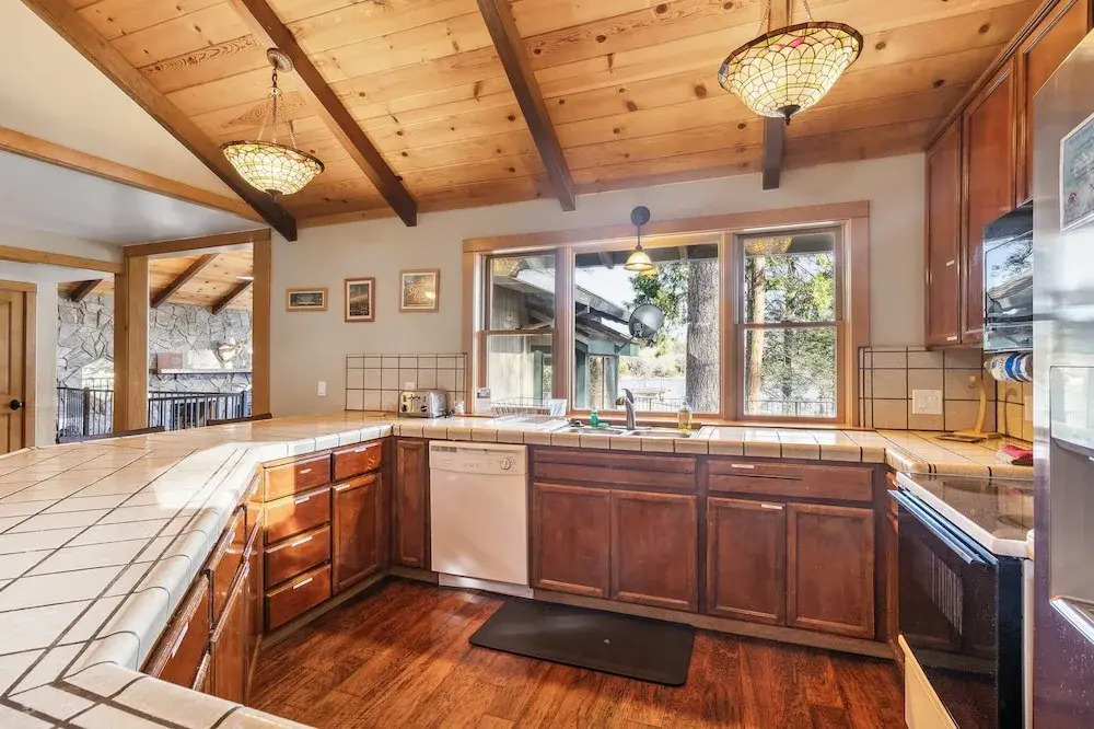 Dos Pinos - Spacious Lakefront Cabin w/ Game Room by Yosemite Region Resorts