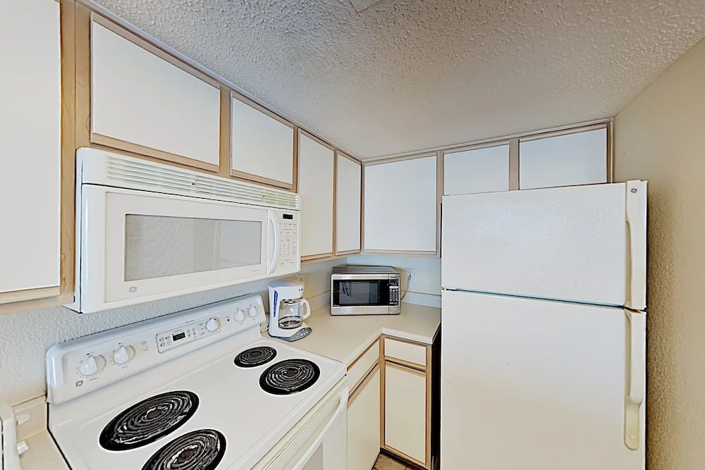 New Listing! Beachfront Resort W/ Epic Amenities 3 Bedroom Condo