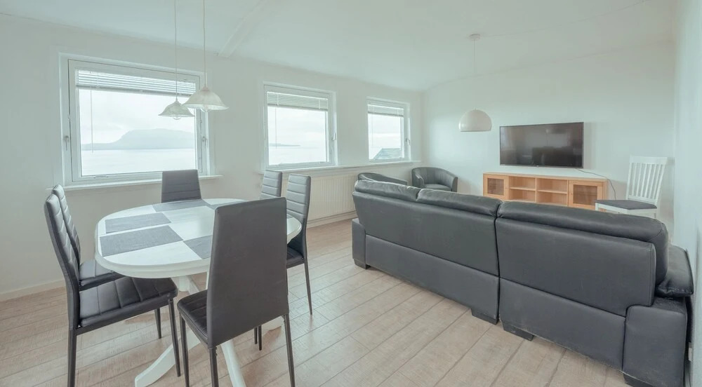 Sea View Apt / Central / Spacious / Free Parking