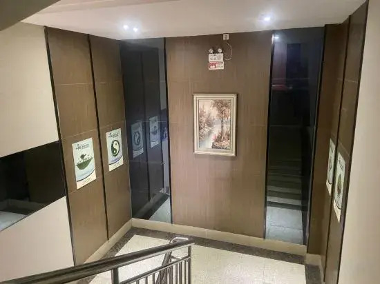 Peninsula Holiday Hotel