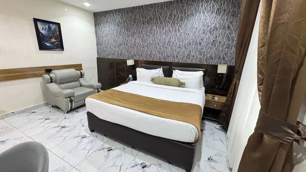 Silver Gate Hotel and Suites