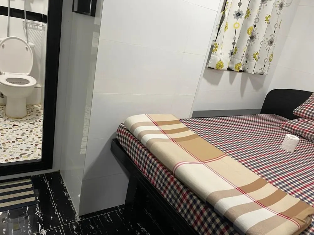 New Day Night Hostel RECEPTION 24 HOUR BLOCK D CHUNGKING MANSION TSIM SHA TSUI KOWLOONN