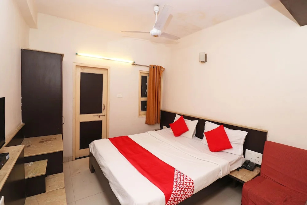 Oyo 28796 Hotel Rajhans