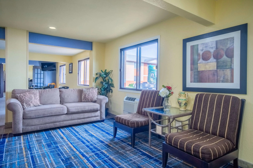 Days Inn & Suites by Wyndham Waterloo