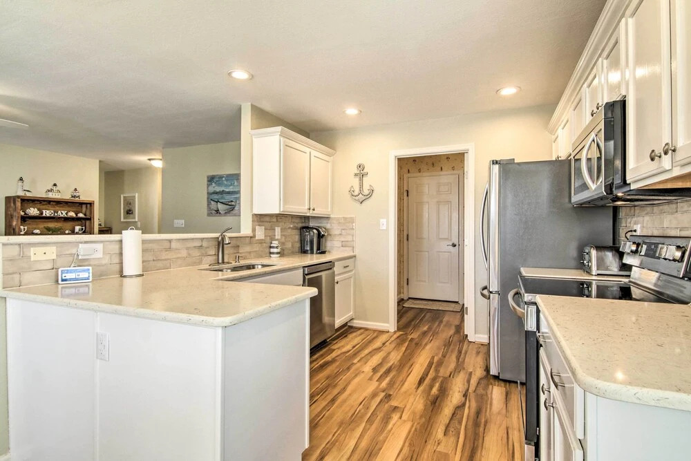 3 Mi to Bethany Beach: Gem w/ Deck & Pool Access