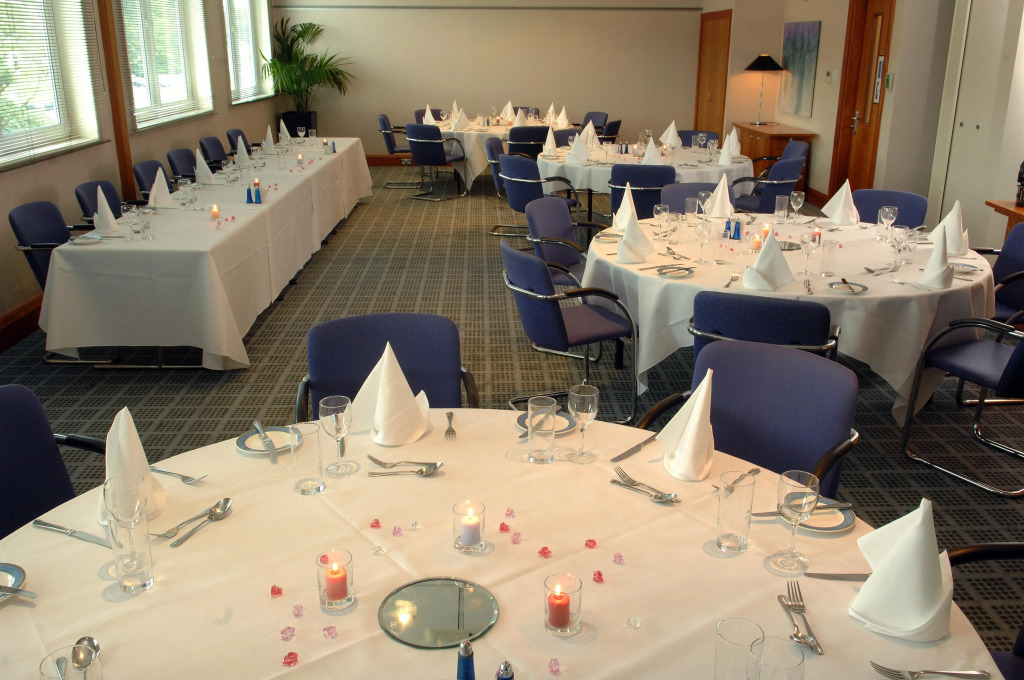Holiday Inn Edinburgh Zoo by IHG