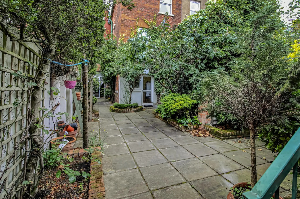 OYO Avenue House