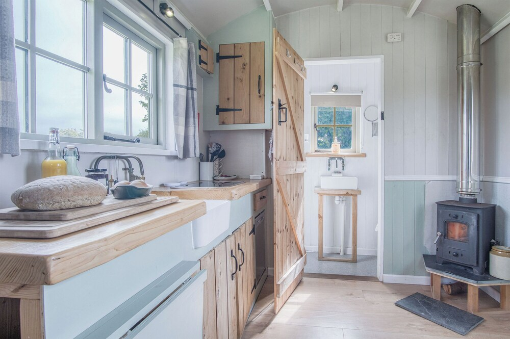 Haven View - 1 Bed Shepherds Hut - St Ishmael's