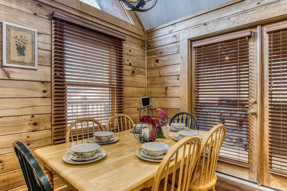 ER239 - Sleepy Bear Great Location - Close To Town! 2 Bedroom Cabin by RedAwning