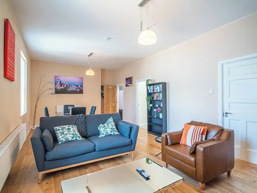 Stylish & Spacious Apartment With Private Balcony