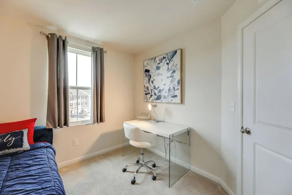 Sunlit Milford Townhome < 2 Mi to Riverwalk!