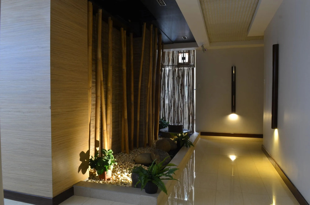 DHotel & Suites