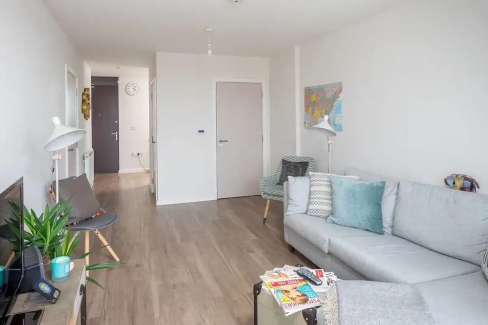 Modern 2bed apt Sleeps 6 W/balcony in Canning Town