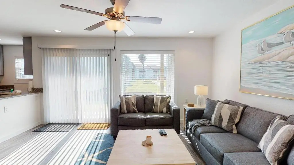 AH-H130 Newly Remodeled Ground Floor Condo, Close to PoolHot Tub
