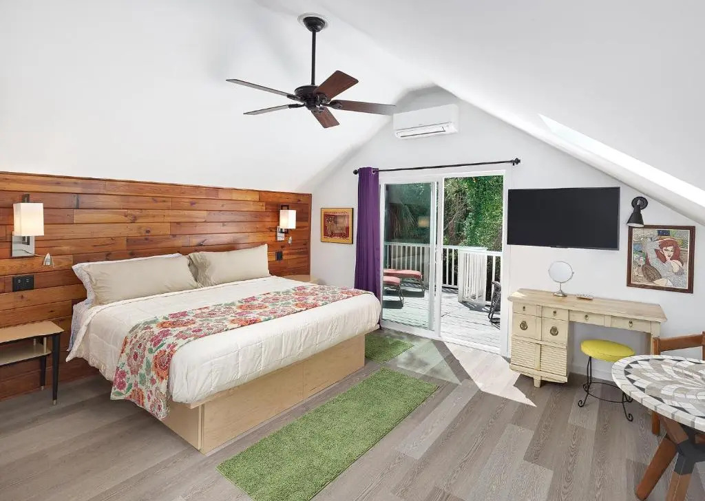 Folly Vacation 305 E Erie: Fantastic Location, Recently Renovated!