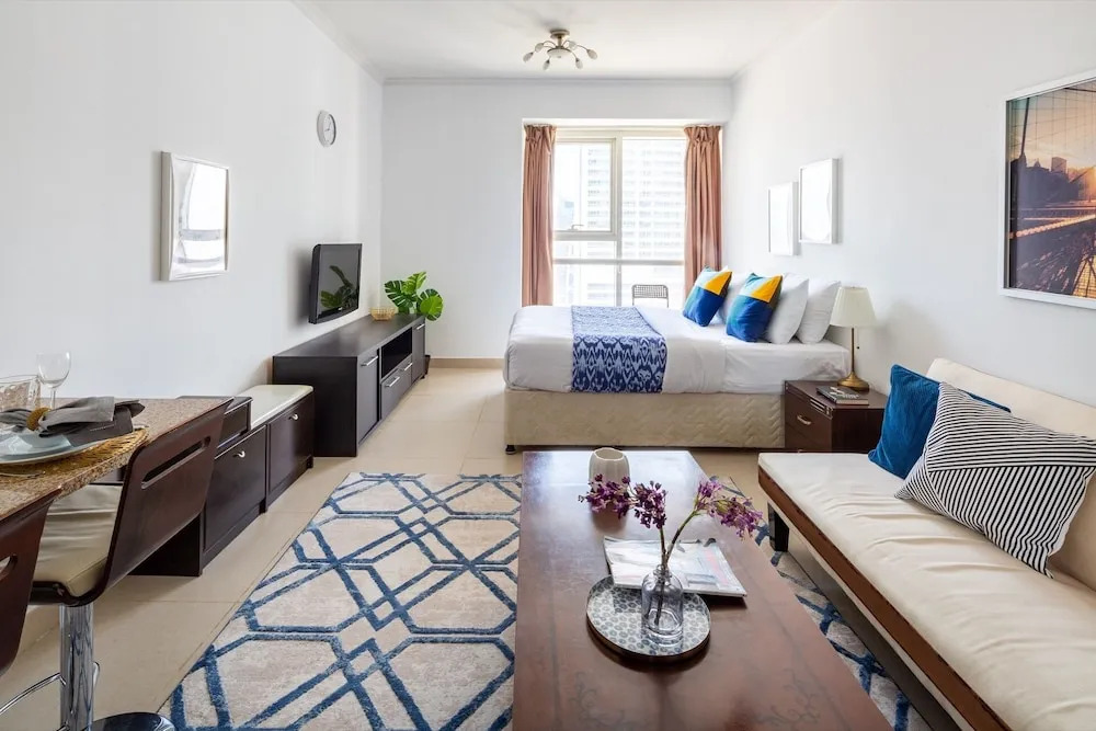 Stylish Studio Apartment in JLT With Lake Views!
