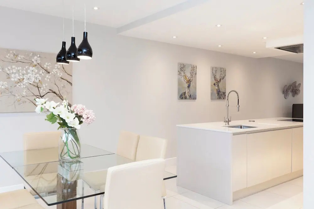 Stunning Central Windsor Town House With Parking