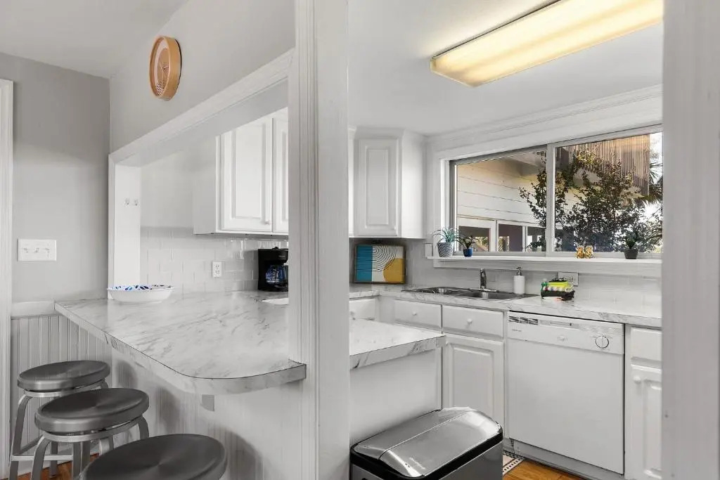 1684 E Ashley - Sol Searcher - 2 Bedrooms