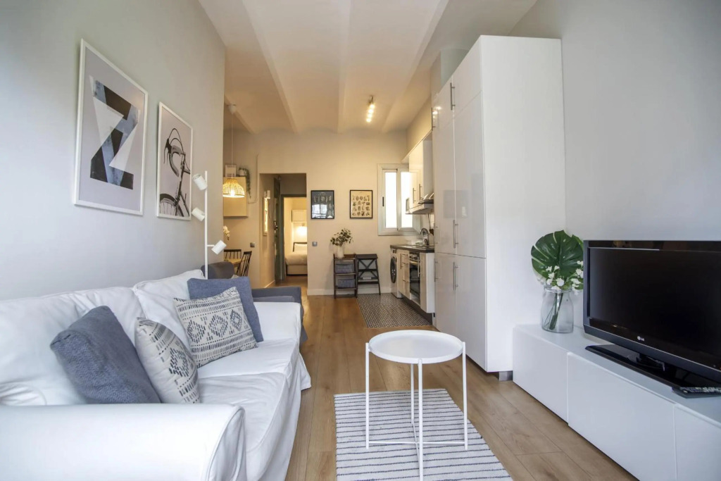 31ENT335 - Mediterranean decorated apartment