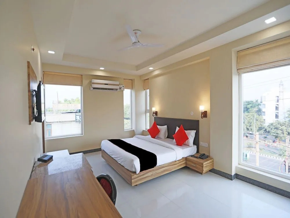 OYO 8526 SD Royal Inn