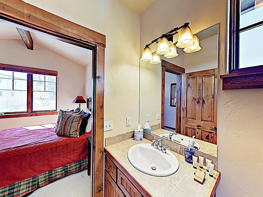 New Listing! Stylish Townhome W/ Private Hot Tub 3 Bedroom Townhouse