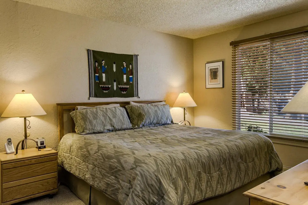 Artist Road #30, 2 Bedrooms, Fireplace, Pool Access, Washer/Dryer, Sleeps 4