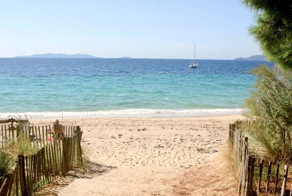 Appartement les pieds dans l'eau à Cavalière (Lavandou 83)