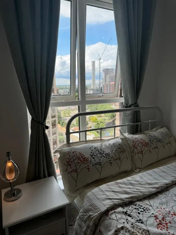 Barking Bliss - Bright Apartment With City Views