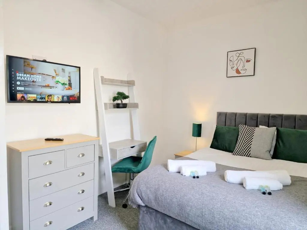 Burnley Terraced House by Bevolve - Free Parking