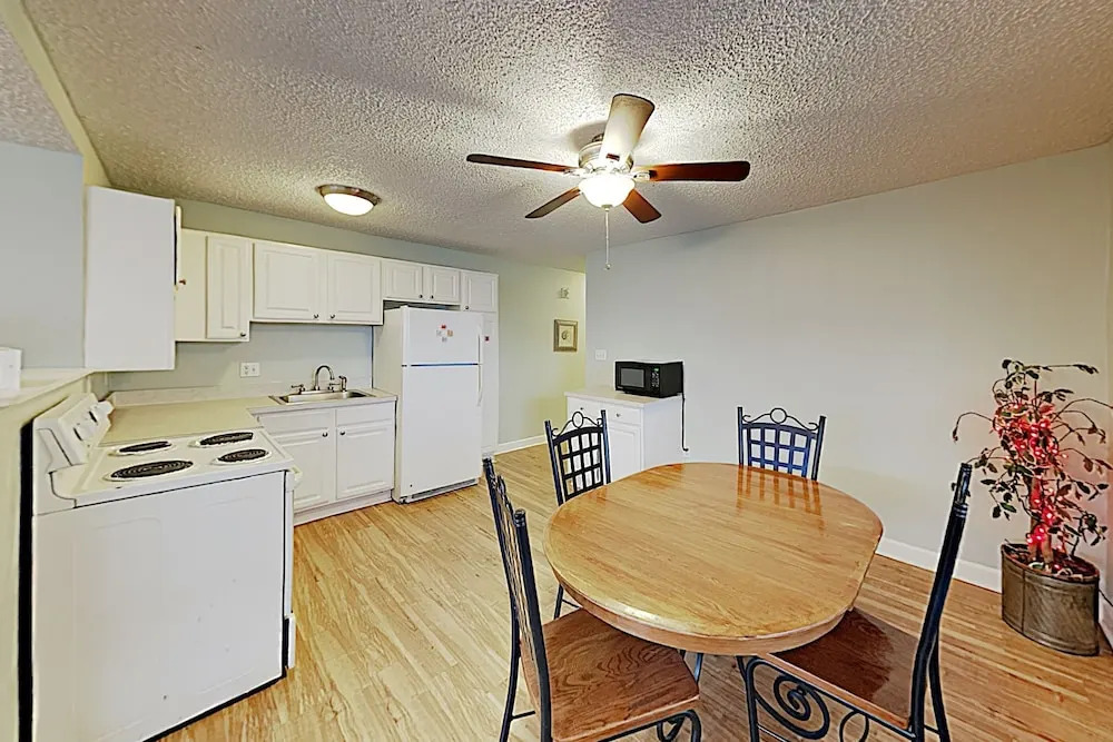 New Listing! Downtown : Walk To Beach & Bay 2 Bedroom Condo