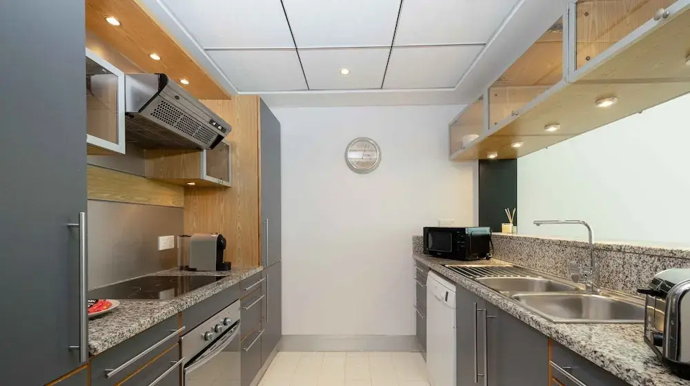 LUX  The Yacht View Suite Dubai Marina