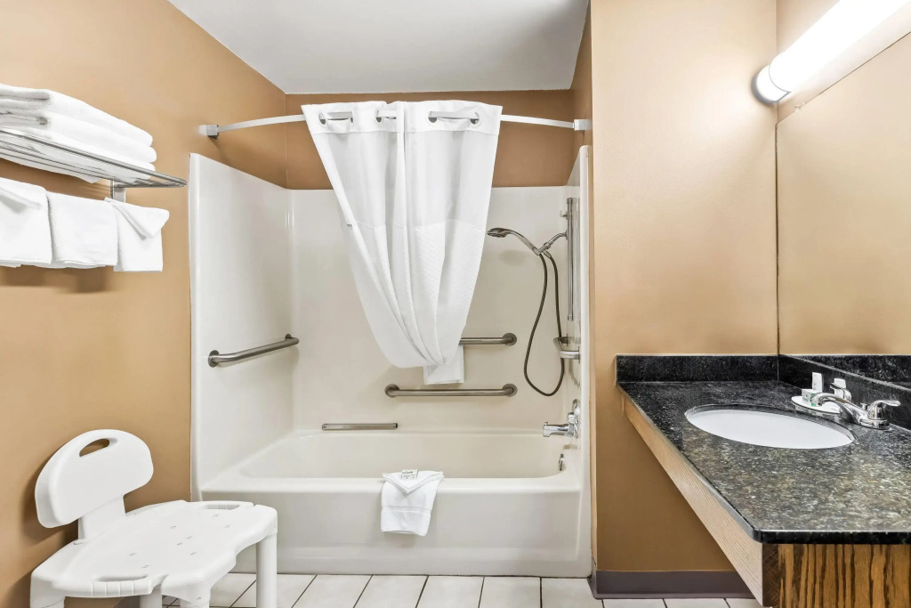 Baymont Inn and Suites - Forest City