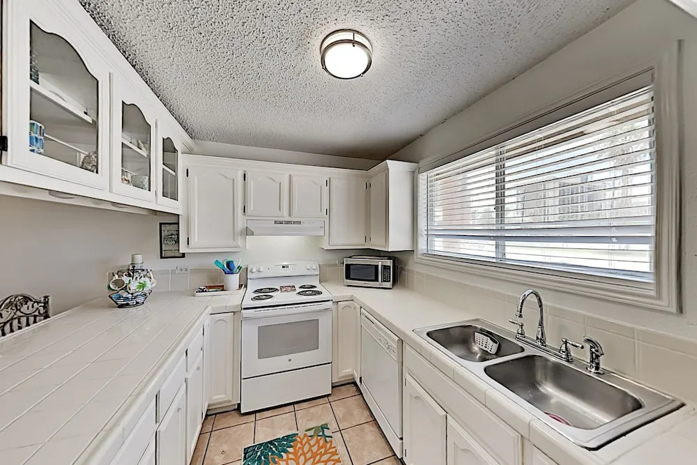 Charming At The Dolphins W/ Pool & Hot Tub 2 Bedroom Condo