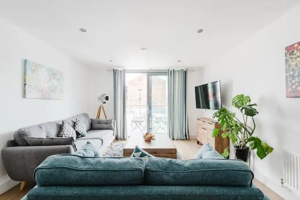 Beautiful 1 Bedroom Waterfront Apartment With Parking in Gloucester Docks