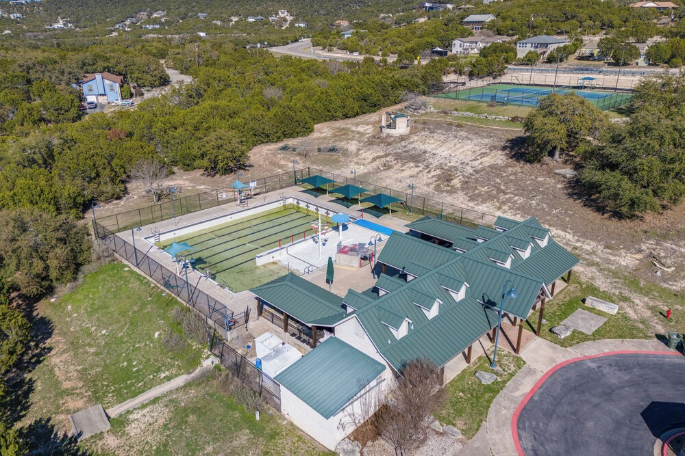 Idyllic Lago Vista Home < 1 Mi to Lake Travis!