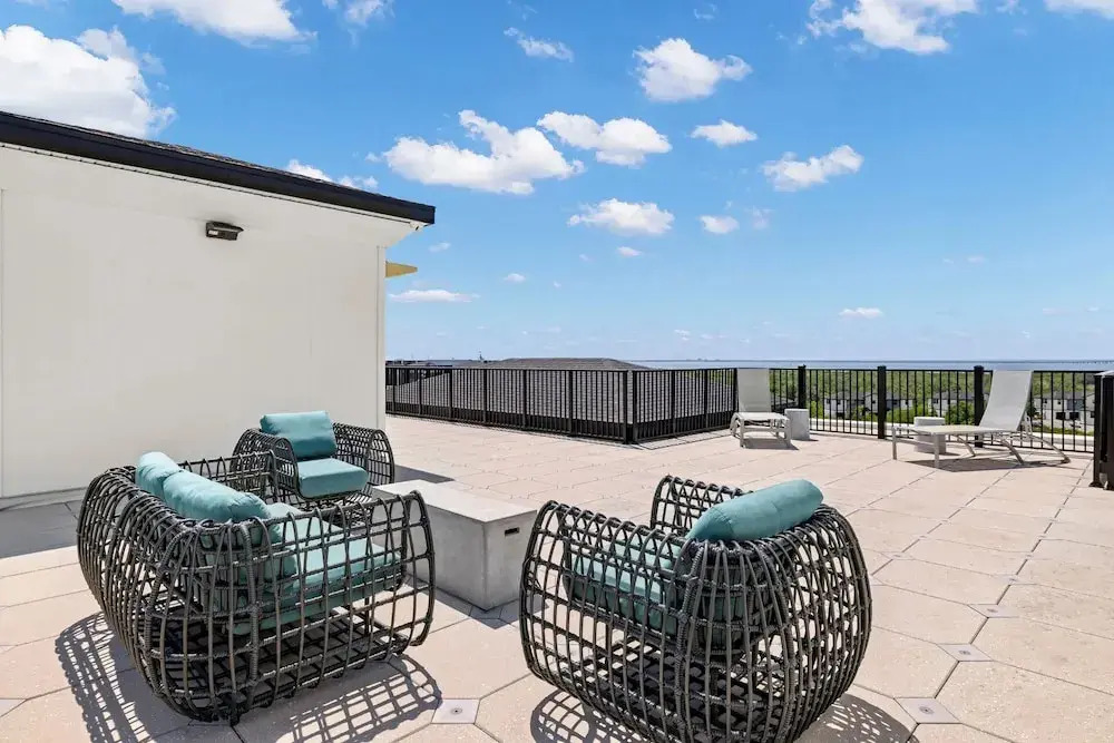 Landing Incredible 2BD Clubhouse Pool